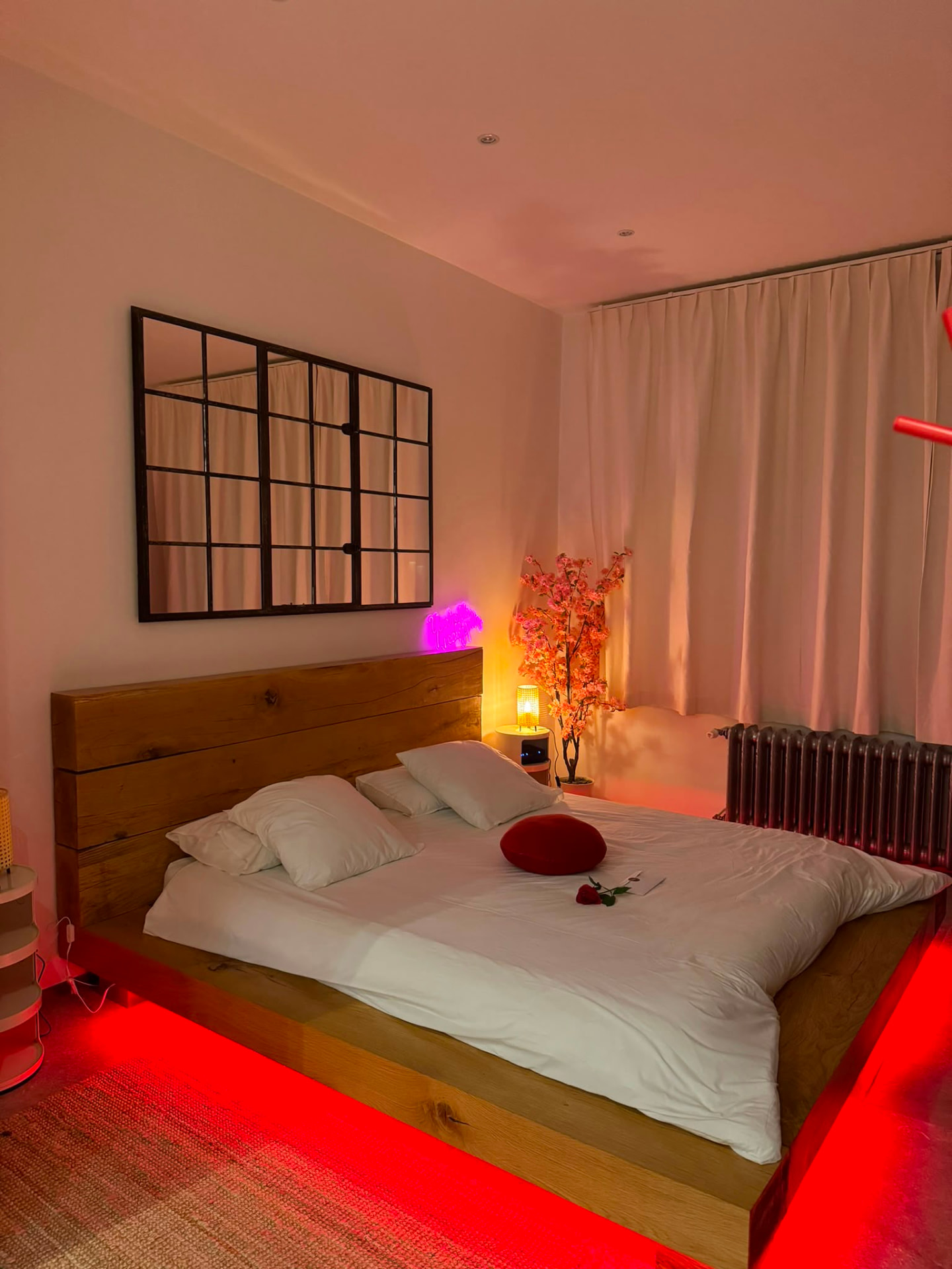 Chambre romantique avec éclairage rouge sous le lit