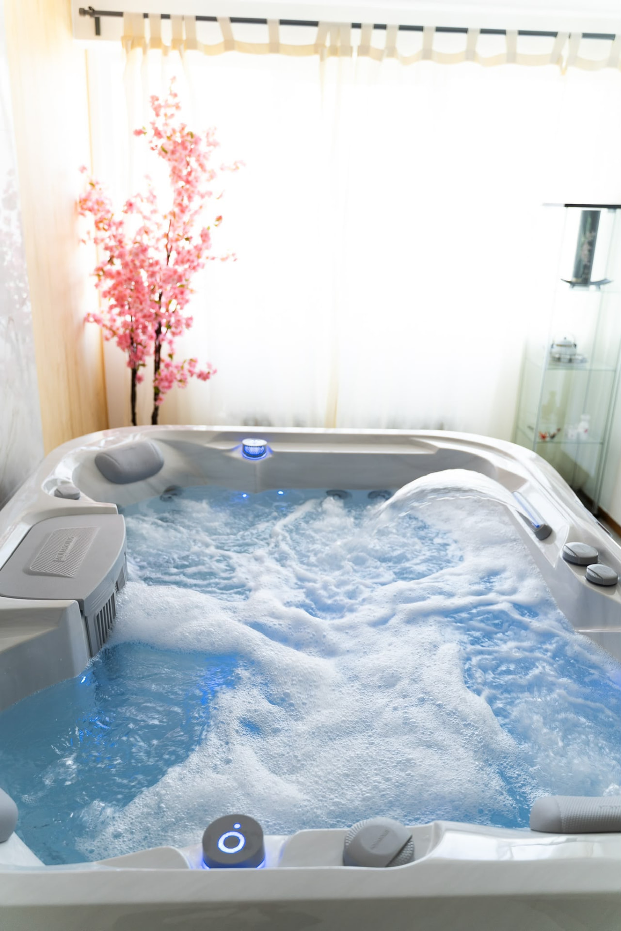 Spa lumineux avec eau turquoise et cerisier rose