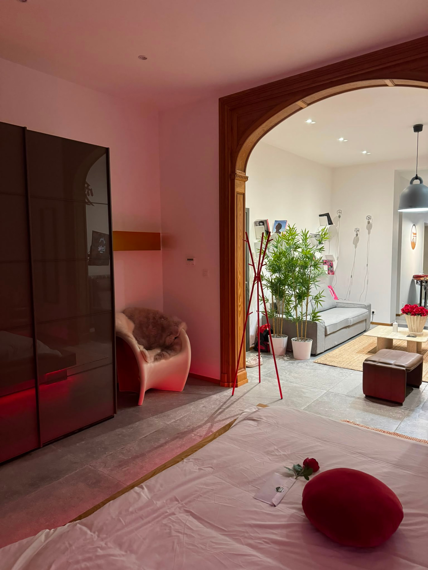 Vue de la chambre vers le salon à travers l'arche en bois