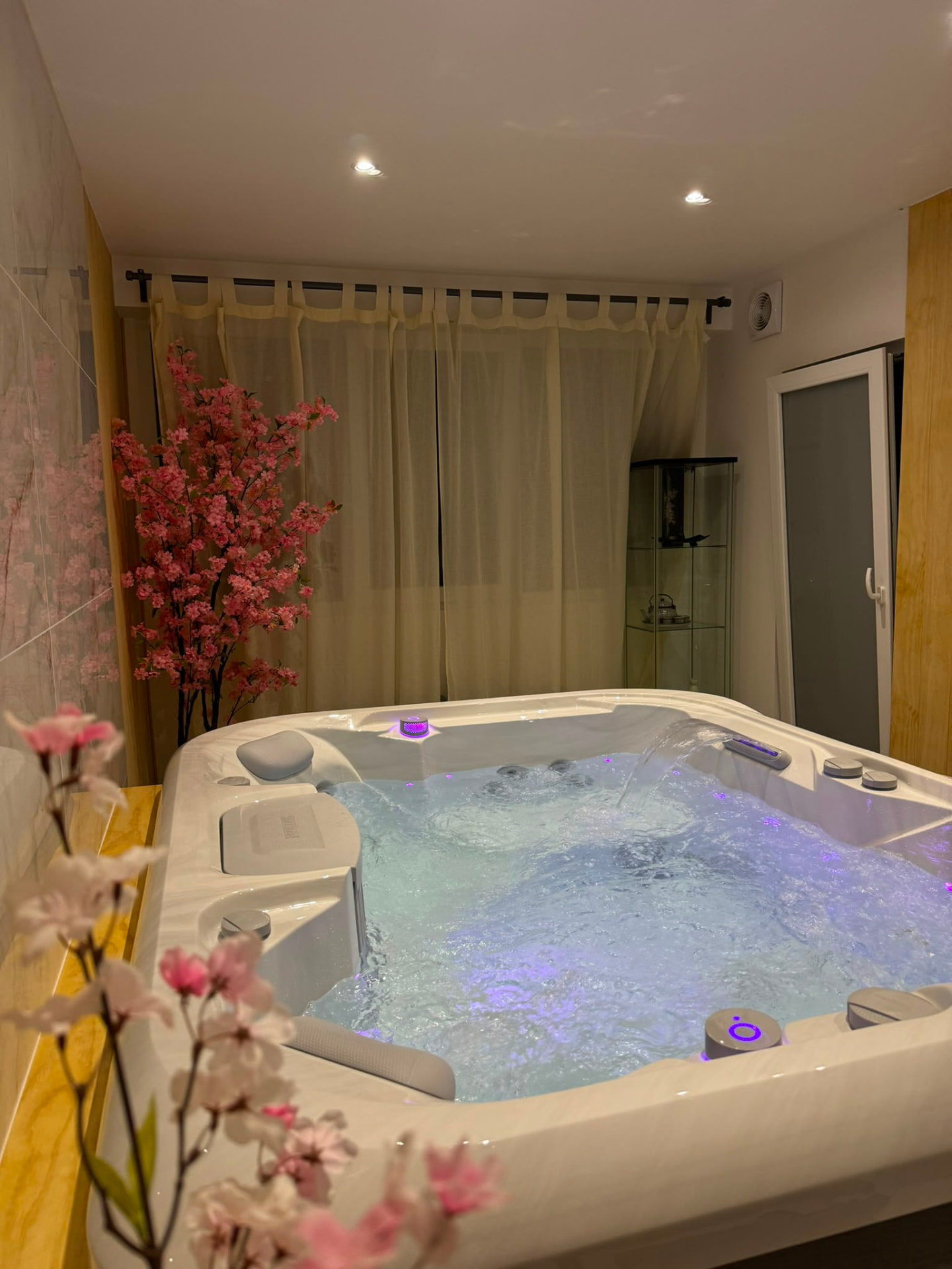 Spa privé de L'Exotic Chimay avec jets et cerisier en fleurs