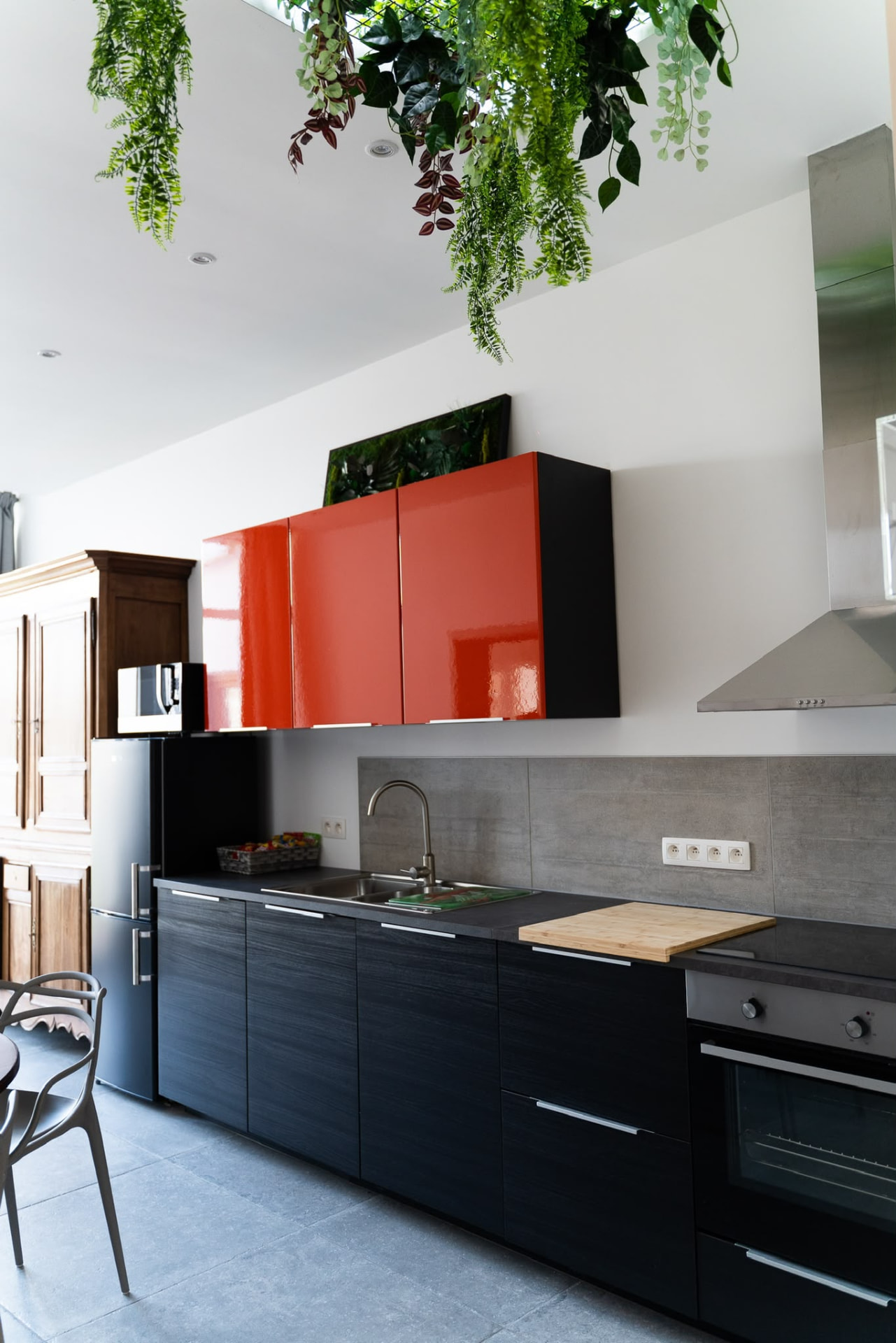 Plan de travail de la cuisine, four, plaques de cuisson et meubles rouges laqués