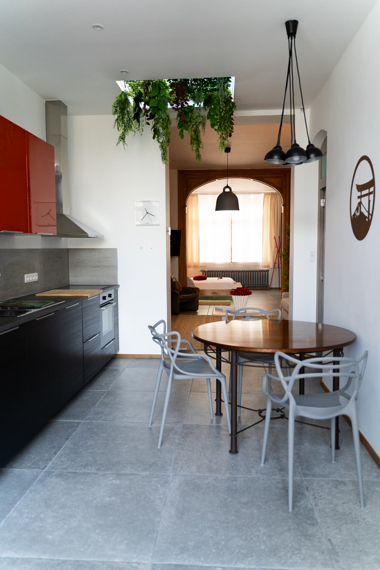 Vue d'ensemble de la cuisine, salle à manger et arche vers le salon