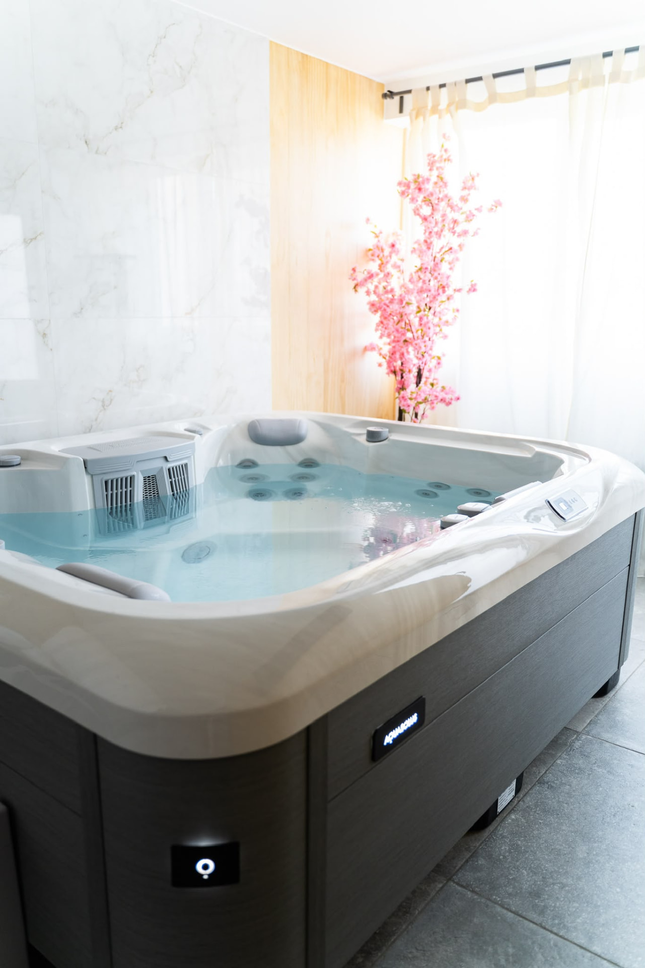 Spa calme, eau claire et décor japonais éclairé
